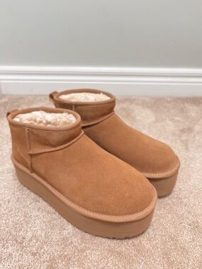 Woman’s UGG 9 Classic Ultra Mini Platform excellent chestnut
